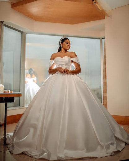 Vestidos de novia blancos con corte princesa y hombros descubiertos