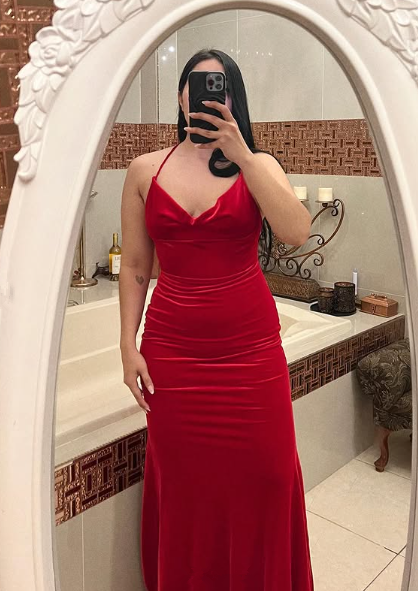 Vestido de noche de terciopelo rojo con tirantes finos y corte sirena.