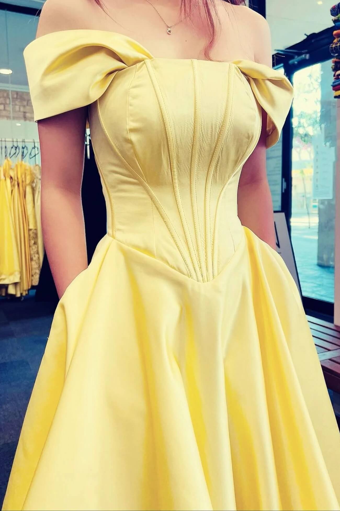 Vestido de fiesta largo de satén amarillo con hombros descubiertos, corte A y bolsillos