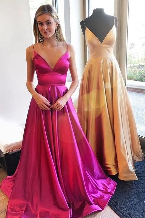 Vestido de fiesta fucsia con tirantes finos y espalda descubierta.