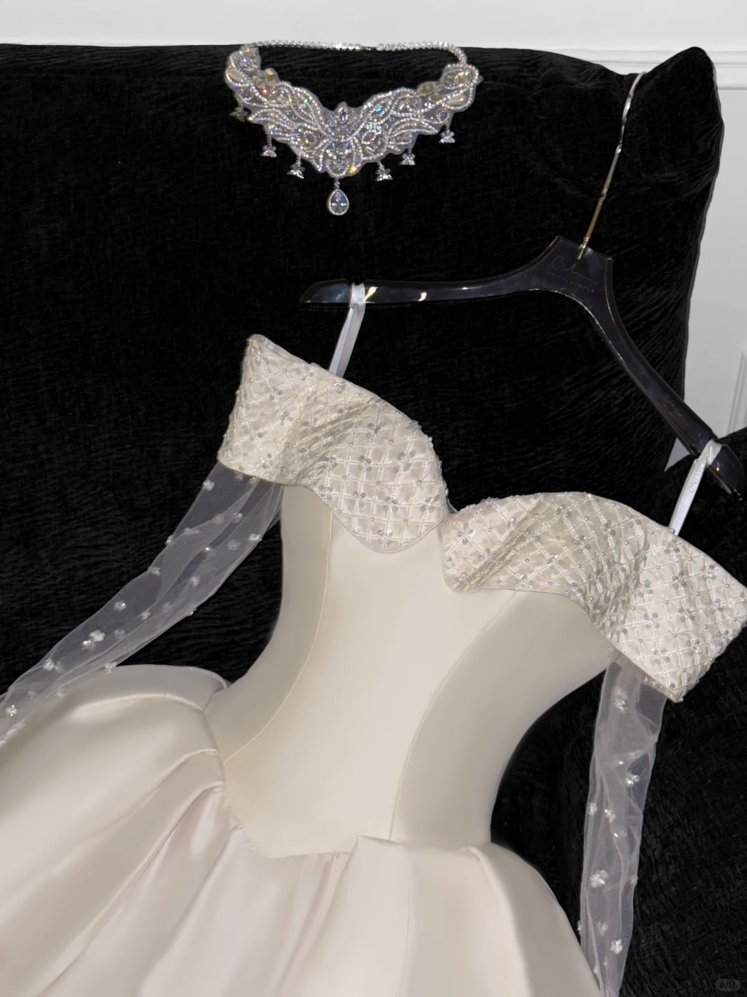 Elegante vestido de fiesta corto de satén color marfil con hombros descubiertos y diseño sencillo, corte A, TP4192