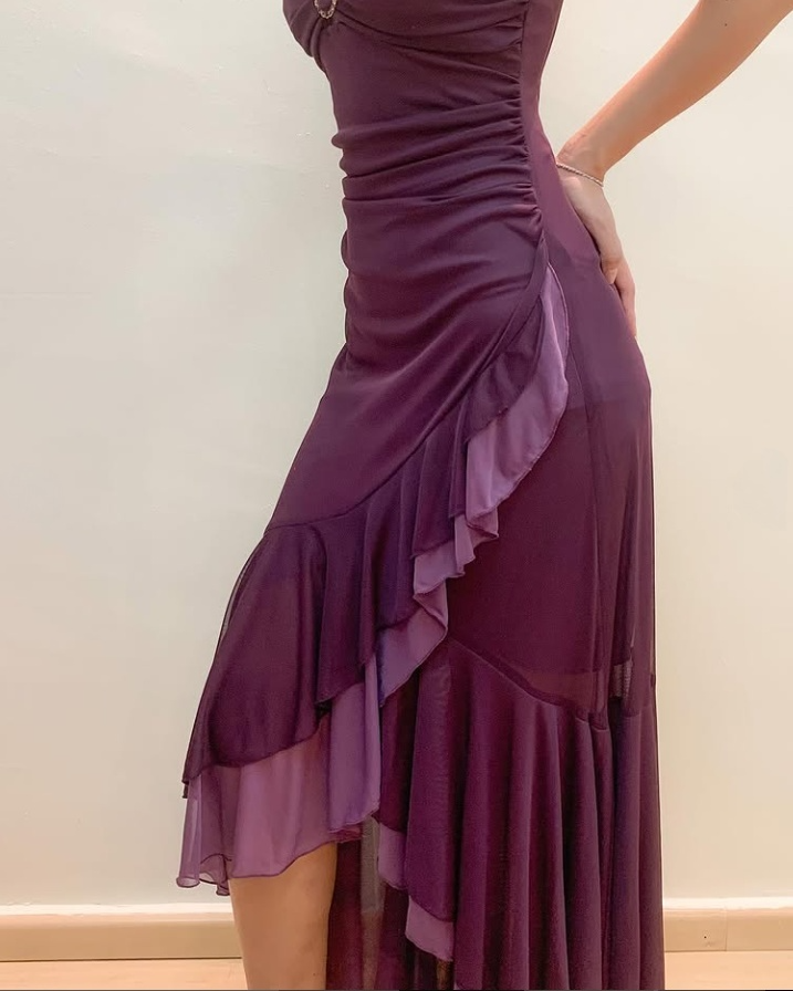 Vestido de fiesta largo morado oscuro con tirantes finos y volantes