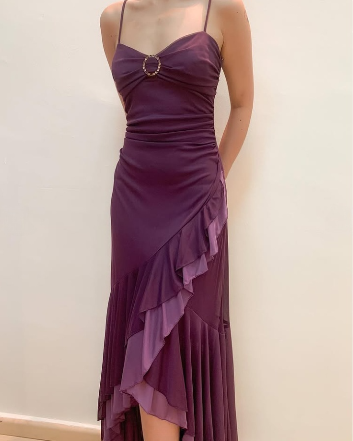 Vestido de fiesta largo morado oscuro con tirantes finos y volantes