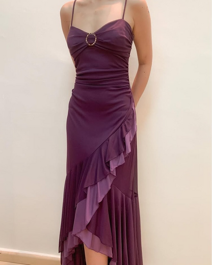Vestido de fiesta largo morado oscuro con tirantes finos y volantes