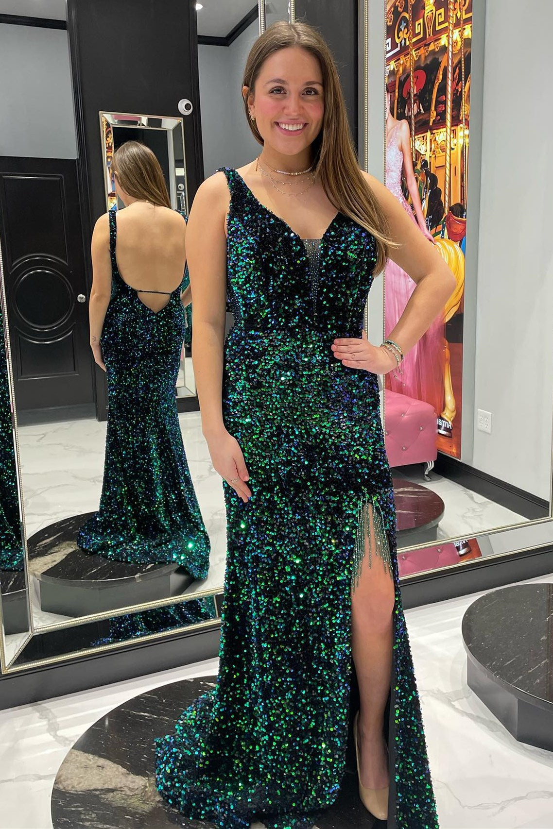 Vestido de fiesta largo estilo sirena con lentejuelas iridiscentes en verde brillante y borlas