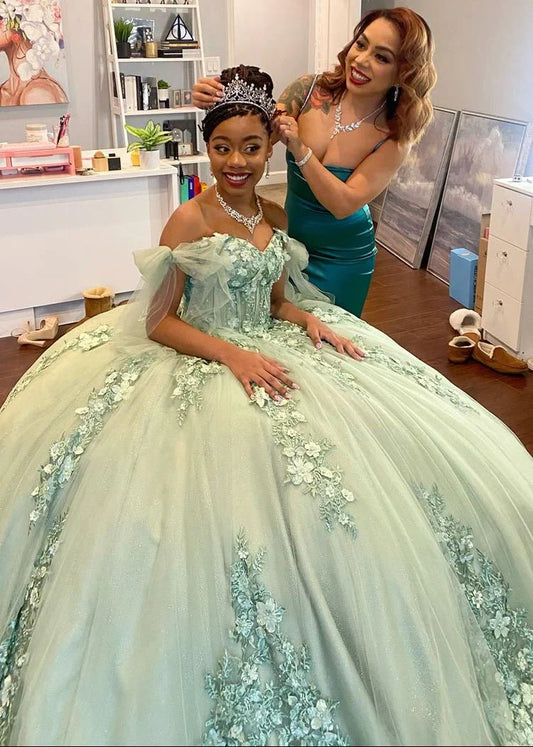 Hermoso vestido de quinceañera verde salvia con apliques, escote corazón, hombros descubiertos, corte A, largo hasta el suelo, para fiesta de graduación, vestido de noche, vestido de gala TP4396