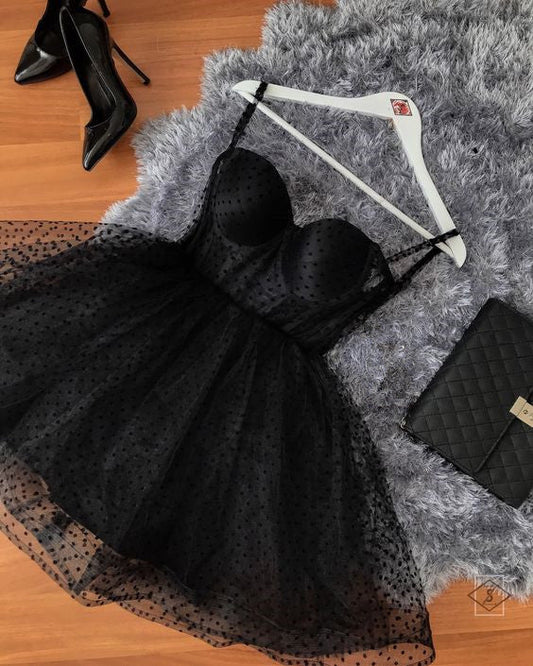Vestido de cóctel corto con corsé sin tirantes de tul y lunares negros
