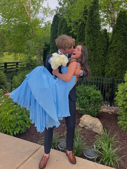 Elegante vestido de fiesta largo plisado con tirantes azules y corte A