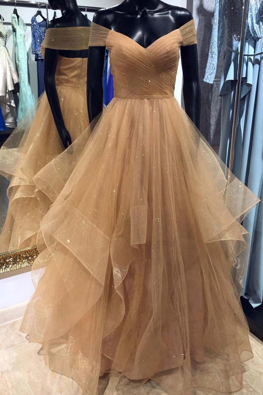 Vestido de fiesta largo color champán con hombros descubiertos y falda en capas