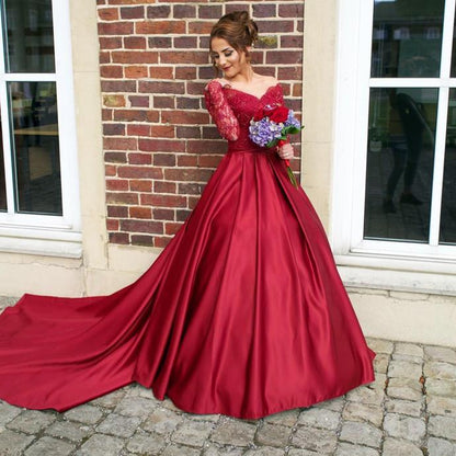 Vestido de novia de satén rojo con mangas de encaje y cola larga
