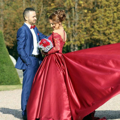 Vestido de novia de satén rojo con mangas de encaje y cola larga