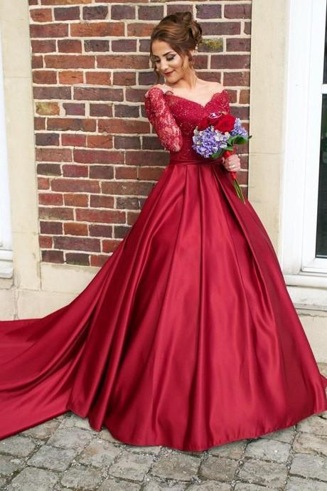 Vestido de novia de satén rojo con mangas de encaje y cola larga