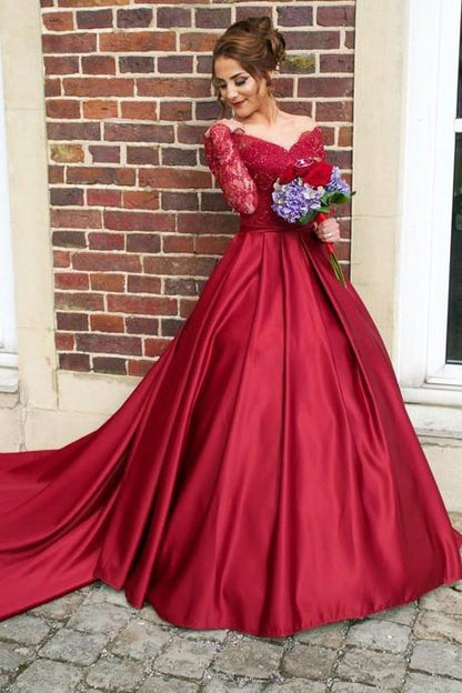 Vestido de novia de satén rojo con mangas de encaje y cola larga