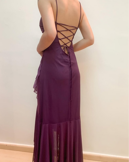 Vestido de fiesta largo morado oscuro con tirantes finos y volantes