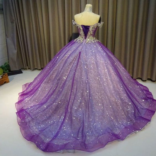 Vestido de fiesta morado con hombros descubiertos y brillos brillantes