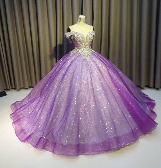 Vestido de fiesta morado con hombros descubiertos y brillos brillantes
