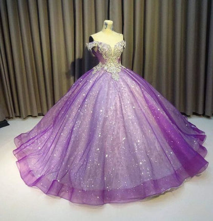 Vestido de fiesta morado con hombros descubiertos y brillos brillantes