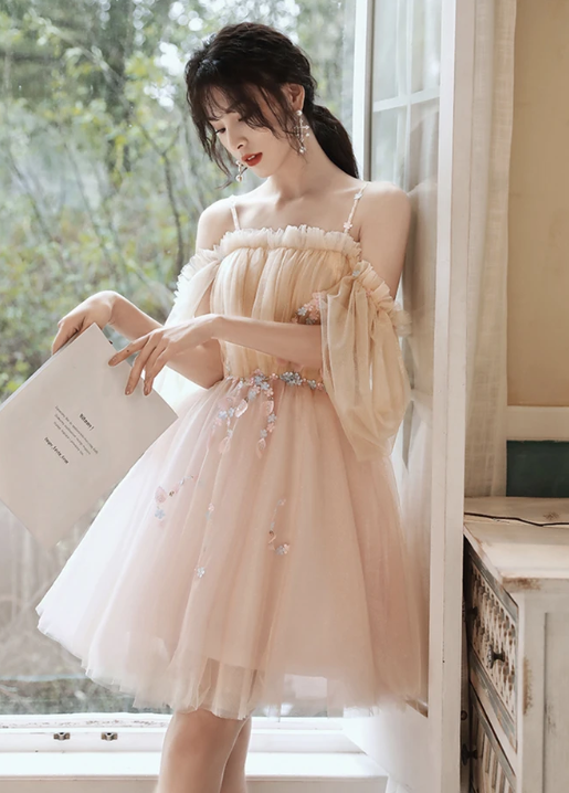 Lindo vestido corto de tul para el regreso a casa.