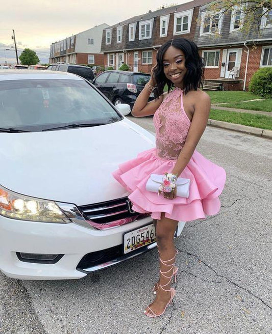 Vestido corto rosa de fiesta con encaje en la parte superior