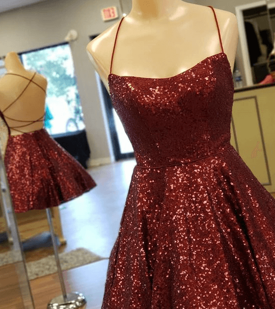 Vestido de fiesta de lentejuelas burdeos con tirantes cruzados en la espalda y corte en A
