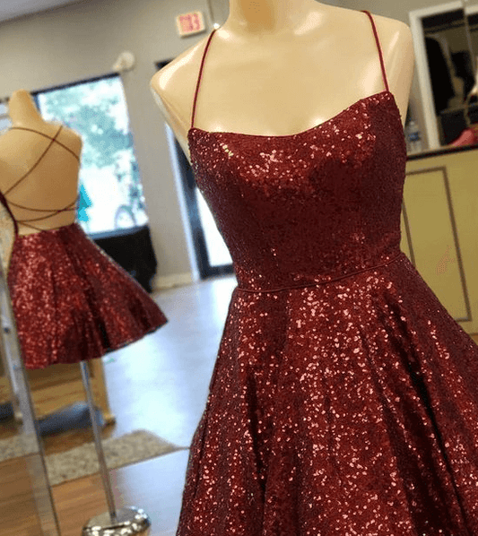 Vestido de fiesta de lentejuelas burdeos con tirantes cruzados en la espalda y corte en A
