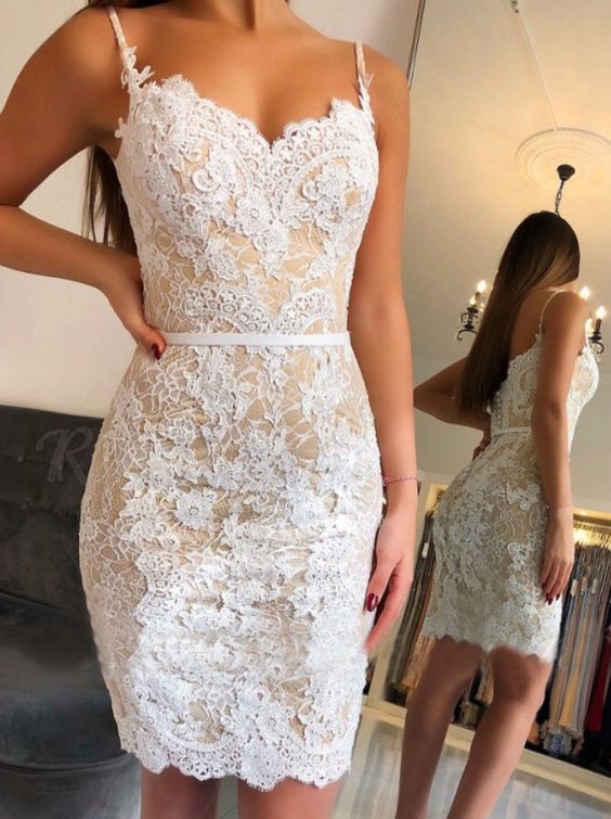 Vestido de fiesta de encaje blanco con tirantes finos por encima de la rodilla
