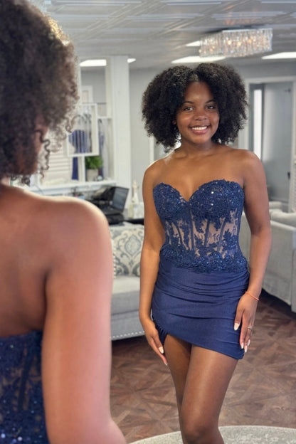 Vestidos de cóctel cortos ajustados con frunces, apliques rojos y sin tirantes