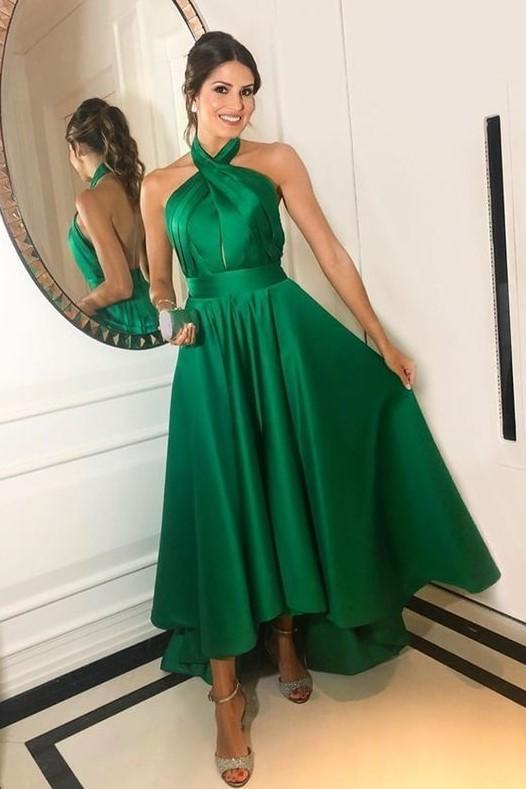 Vestido de fiesta verde con cuello halter cruzado y falda corta de satén