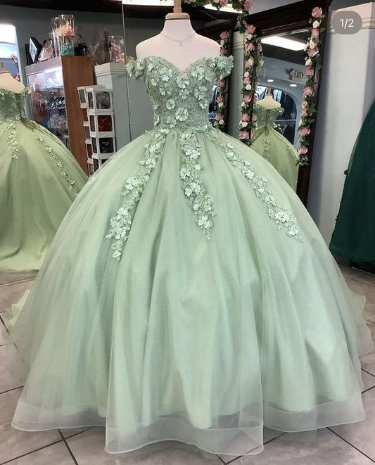 Vestido de quinceañera verde salvia con hombros descubiertos y flores para dulces 16