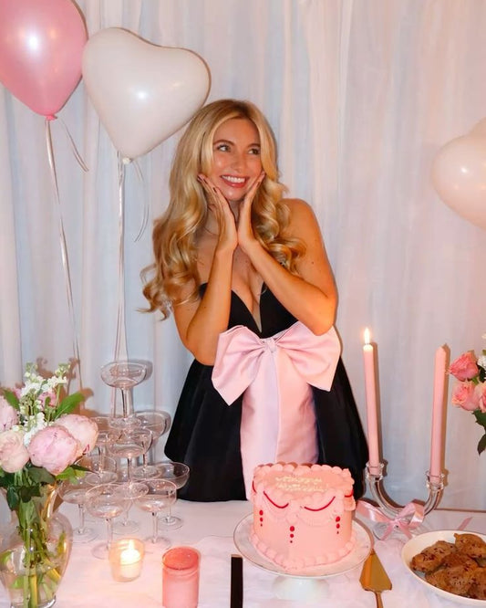 Vestido negro corto de fiesta con escote en forma de A y escote corazón para octavo grado, vestido de verano para escuela secundaria, atuendos para 18.º cumpleaños con lazo rosa DH1207