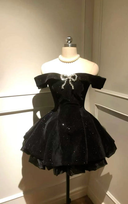 Sexy Ball Gown Off The Shoulder Black Velvet Short Formal 8th Grade Homecoming Dresses Summer Middle School Hoco Dress 6th Grade Graduation Outfits DH1882