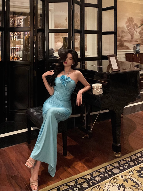 Elegante vestido azul sin mangas con cuello halter para 21 cumpleaños. Ideas para vestidos de cumpleaños para mujeres (DP1386).