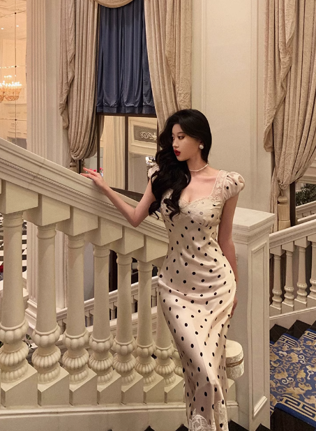 Elegante vestido blanco de sirena con escote en V para cumpleaños número 23. Ideas de vestidos de cumpleaños para mujeres (DP1397)