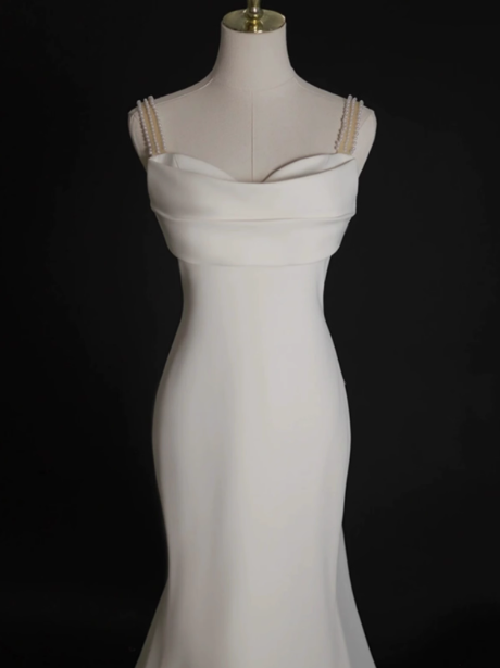 Vestido de novia sencillo de corte sirena con tirantes finos y satén blanco, estilo minimalista, DP1659