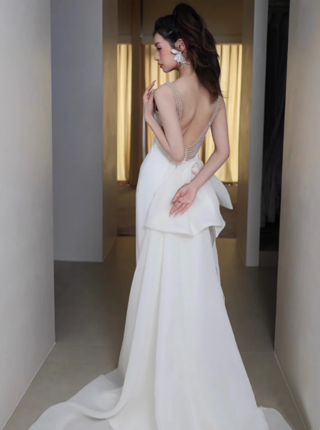 Vestido de novia sencillo de corte sirena con tirantes finos y satén blanco, estilo minimalista, DP1659