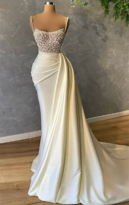 Elegante vestido de novia de sirena con tirantes finos y perlas color marfil, DP626