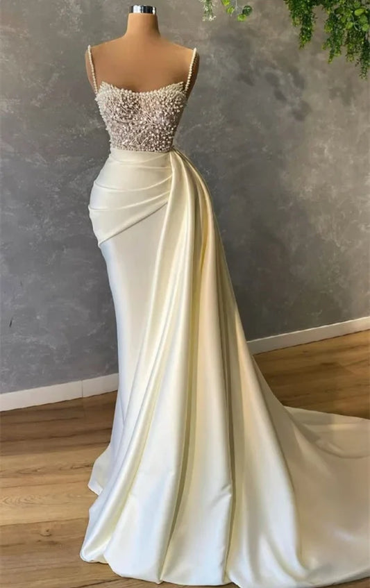 Elegante vestido de novia de sirena con tirantes finos y perlas color marfil, DP626