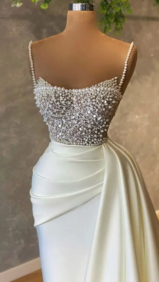Elegante vestido de novia de sirena con tirantes finos y perlas color marfil, DP626