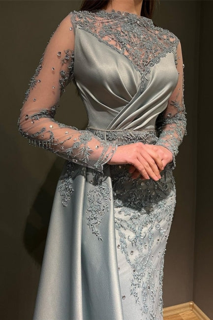 Hermoso vestido de fiesta de satén estilo sirena con mangas largas y apliques en gris