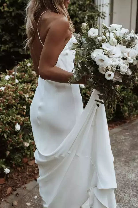 Vestido de novia de playa estilo sirena con tirantes finos, elegante y largo.
