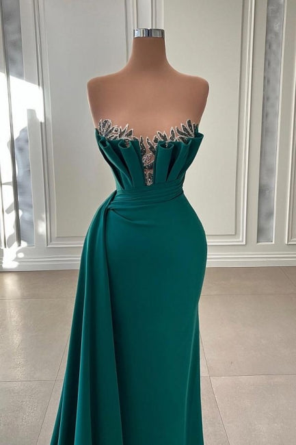 Hermoso vestido de fiesta largo verde oscuro sin tirantes estilo sirena.