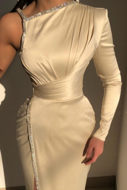 Elegante vestido de fiesta color champán con un solo hombro, manga larga y lentejuelas