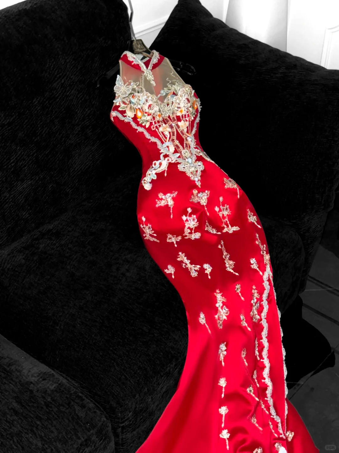 Vestido de noche elegante de corte sirena con bordado de lentejuelas y cuentas rojas brillantes, TP4209