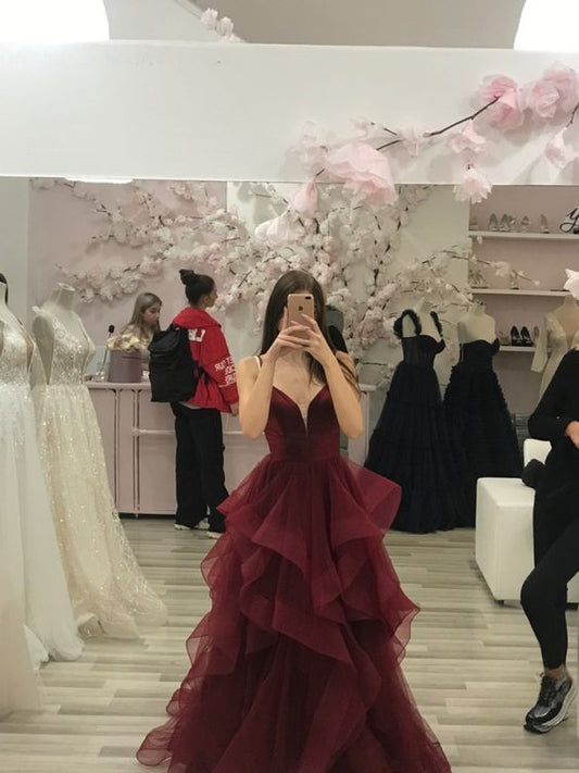 Elegante vestido de fiesta de corte A con tirantes finos y volantes, vestido formal rojo oscuro para mayores.