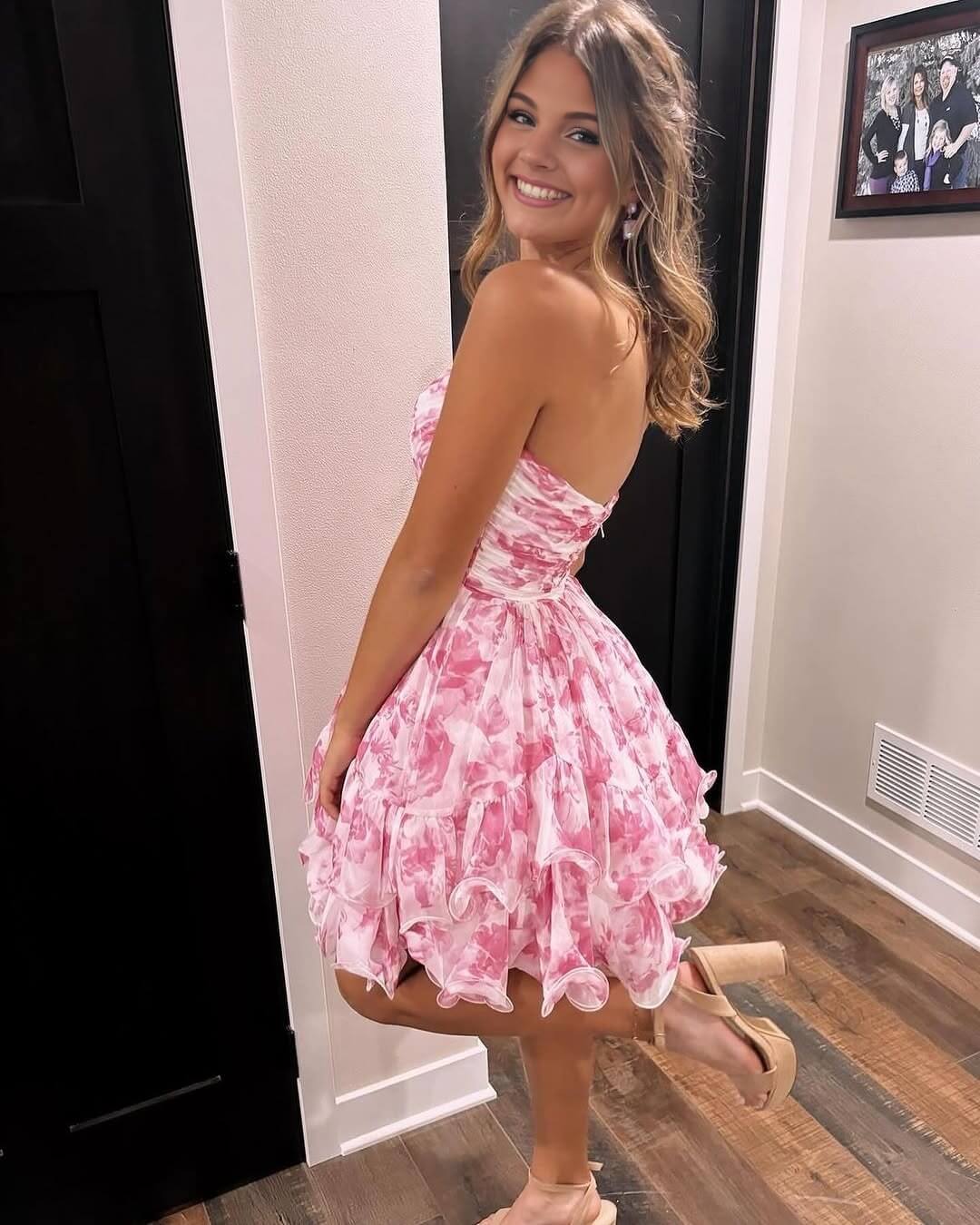 Lindo vestido corto de cumpleaños con estampado floral y espalda abierta para cóctel