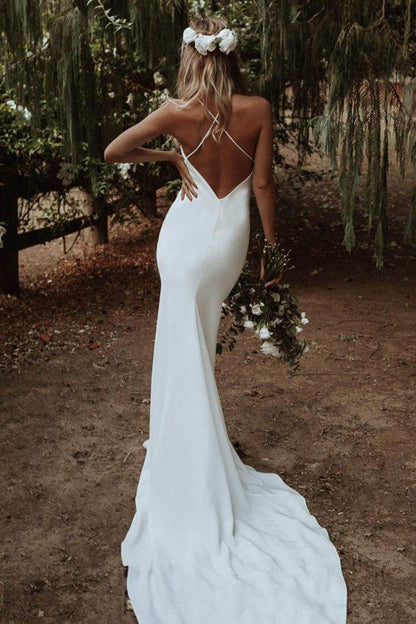 Vestido de novia de playa estilo sirena con tirantes finos, elegante y largo.
