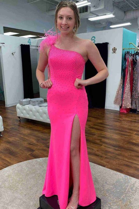 Vestido formal largo rosa intenso con un solo hombro, abertura en la pierna y plumas