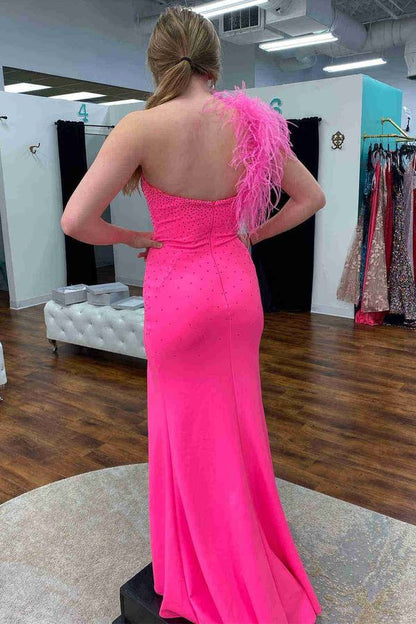 Vestido formal largo rosa intenso con un solo hombro, abertura en la pierna y plumas
