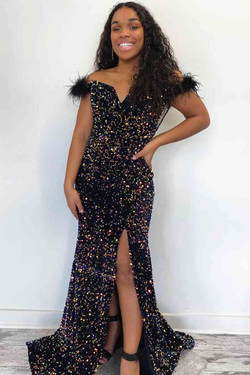 Vestido de fiesta largo con lentejuelas brillantes y hombros descubiertos con plumas