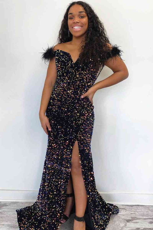 Vestido de fiesta largo con lentejuelas brillantes y hombros descubiertos con plumas